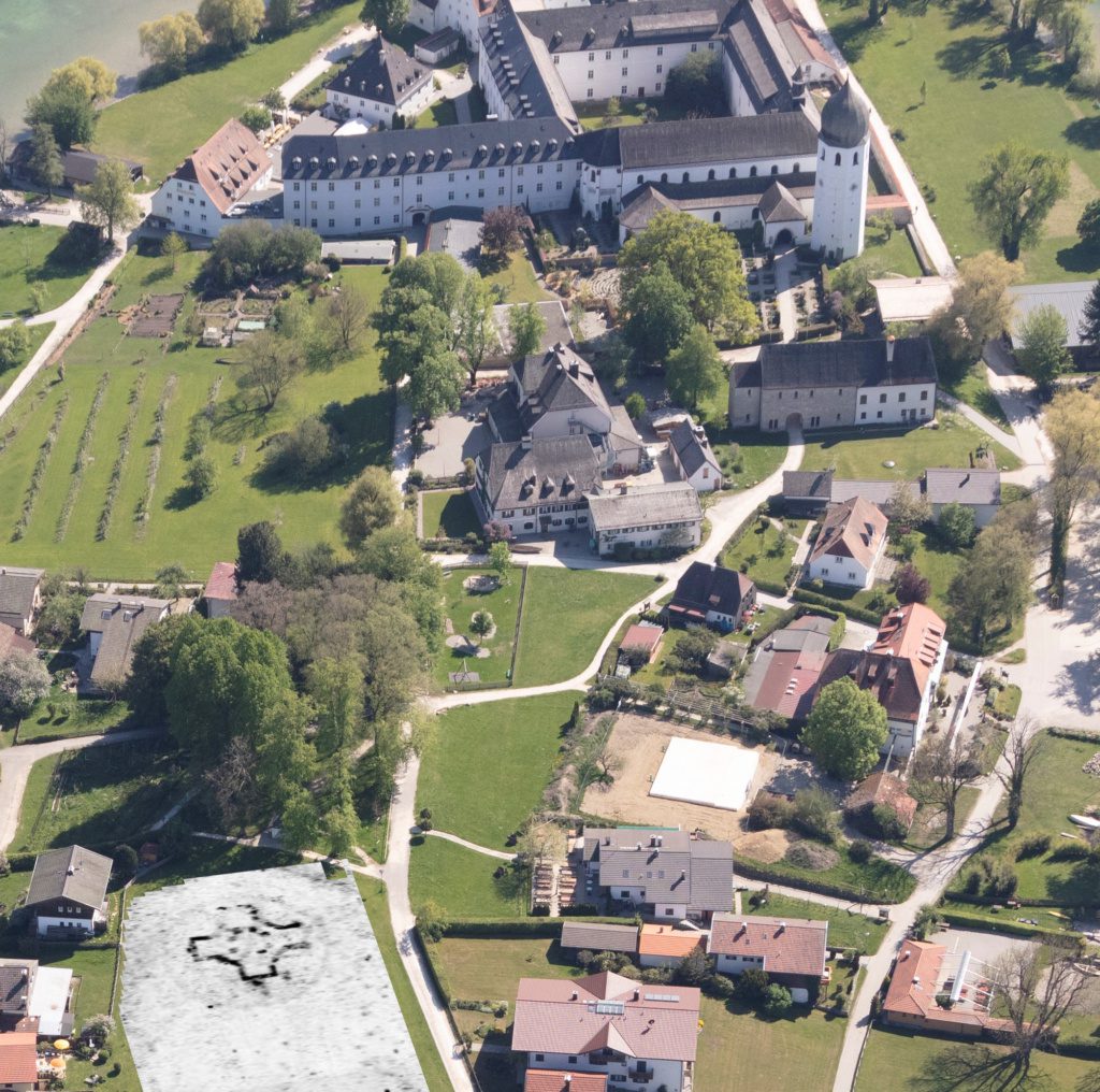 Messbild des Zentralbaus eingeschnitten in ein aktuelles Luftbild der Fraueninsel, Ansicht von Norden. (Quelle: Messbild und Projektion: Linck (BLfD), Luftbild: Bayerisches Landesamt für Denkmalpflege – Luftbilddokumentation, Aufnahmedatum 26.04.2020, Fotograf Klaus Leidorf, Archiv-Nr. 8140/002, Bildnr. 5SR85590, Überlagerung: Roland Linck (BLfD))
