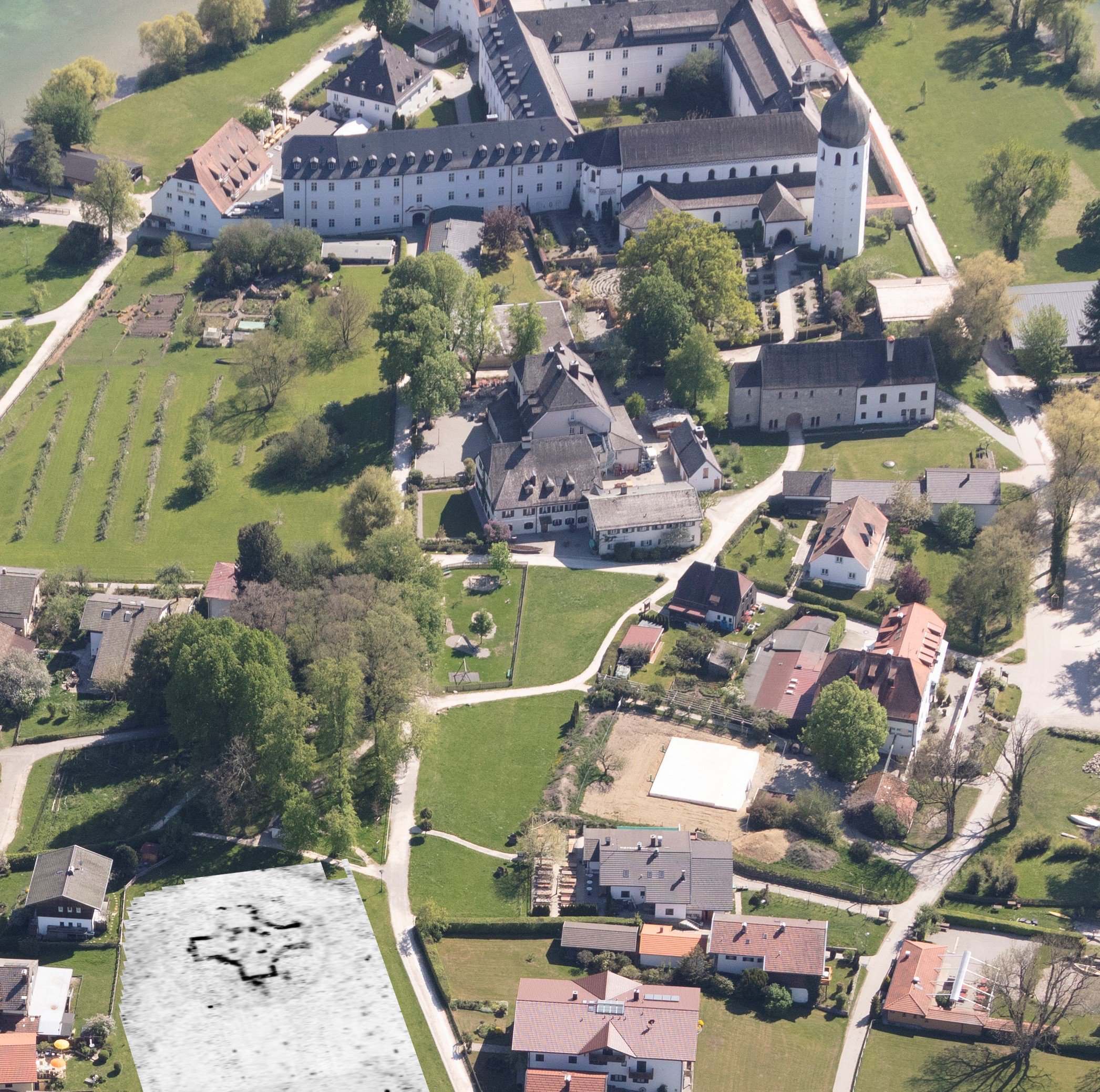 Messbild des Zentralbaus eingeschnitten in ein aktuelles Luftbild der Fraueninsel, Ansicht von Norden. (Quelle: Messbild und Projektion: Linck (BLfD), Luftbild: Bayerisches Landesamt für Denkmalpflege – Luftbilddokumentation, Aufnahmedatum 26.04.2020, Fotograf Klaus Leidorf, Archiv-Nr. 8140/002, Bildnr. 5SR85590, Überlagerung: Roland Linck (BLfD))